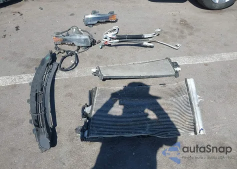 2018 Tesla Model 3 Long Range/Mid Range из США, поврежденный, VIN 5YJ3E1EA4JF021040